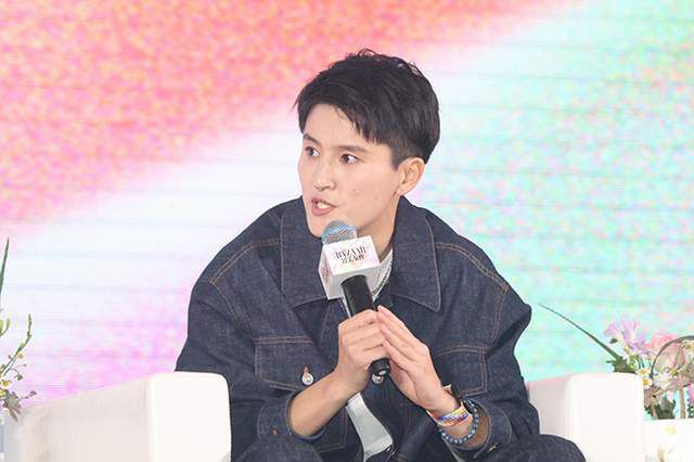 恼火之下，吴东海冷声说道：施神医，希望你语气能好一点，吴家的名气和实力有多强，你想必不需要我提醒吧？施天齐冷哼一声，倨傲的说道：我活到了这把年纪，语气一直都是这样，不想听你可以出去。